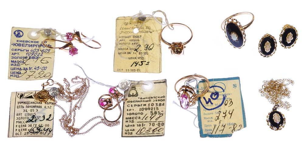 Lot 484: 14k / 10k Rose and Yellow Gold Jewelry Suites