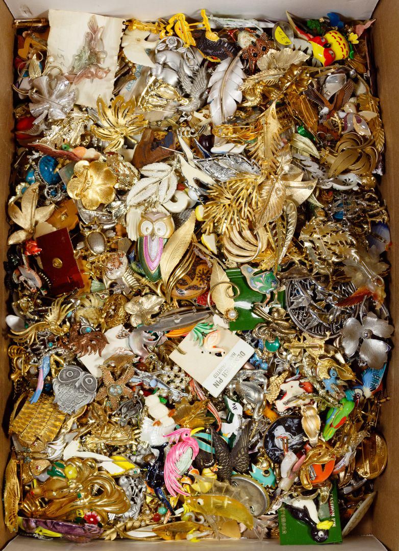 Lot 535: Costume Brooch / Pin Assortment