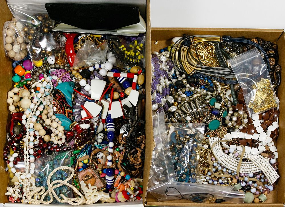 Lot 542: Costume Necklace Assortment