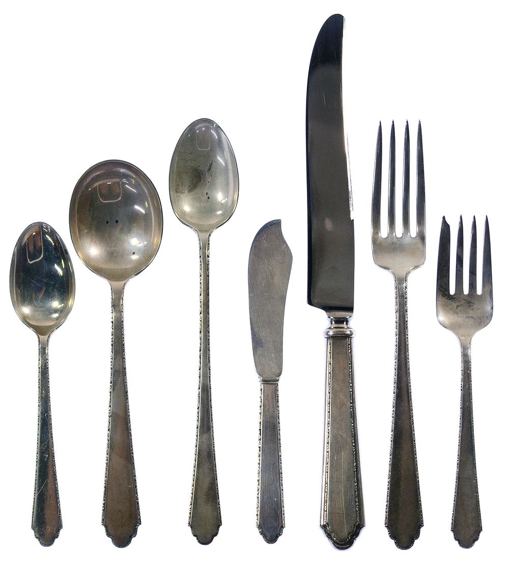 Lot 273: Lunt 'William and Mary' Sterling Silver Flatware