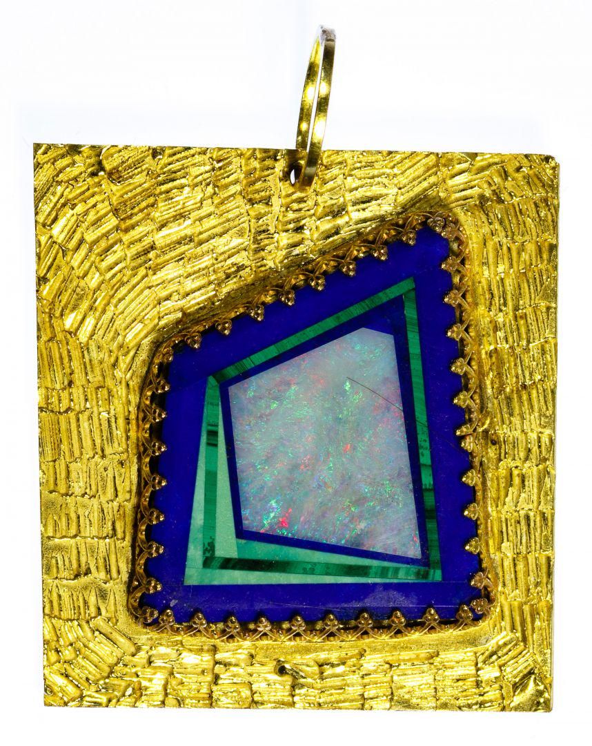 Lot 318: 18k Gold and Stone Pendant