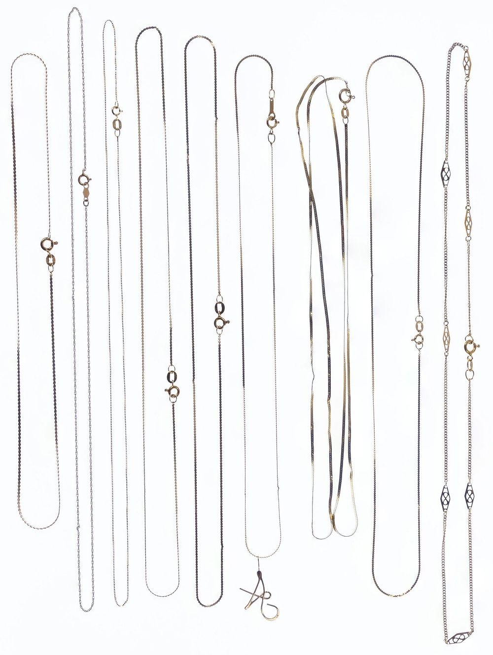 Lot 365: 14k Gold Necklace Assortment
