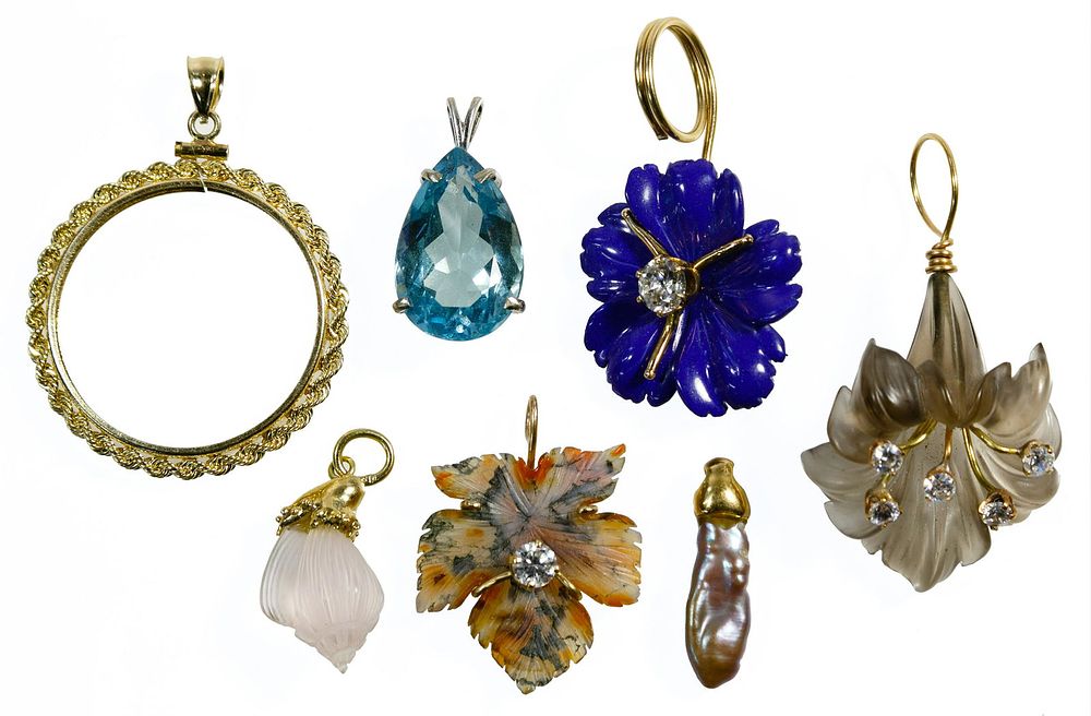 Lot 376: 14k Gold Pendant Assortment
