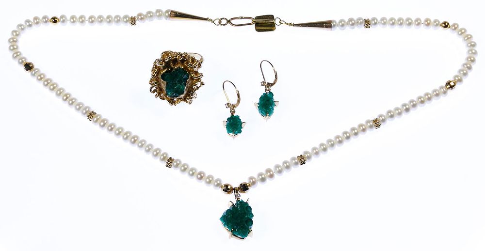 Lot 411: 18k / 14k Gold, Emerald and Pearl Jewelry Suite