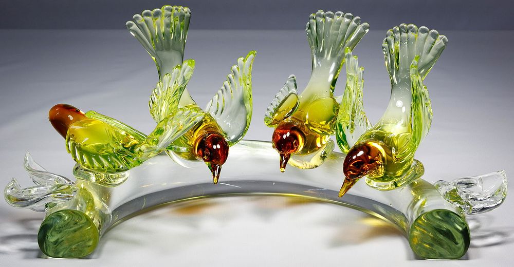 Lot 319: (Attributed to) Livio Seguso Murano Ring of Lovebirds