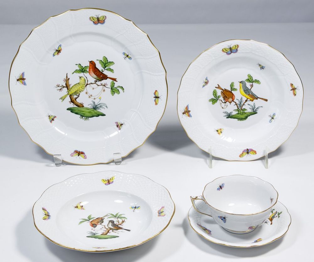 Lot 338: Herend 'Rothchild Bird' China Collection