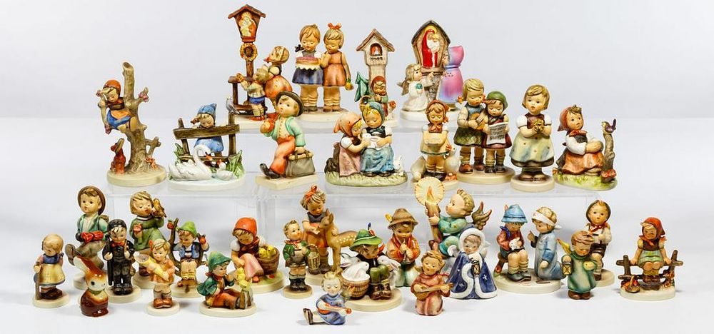 Lot 352: Hummel Figurine Assortment