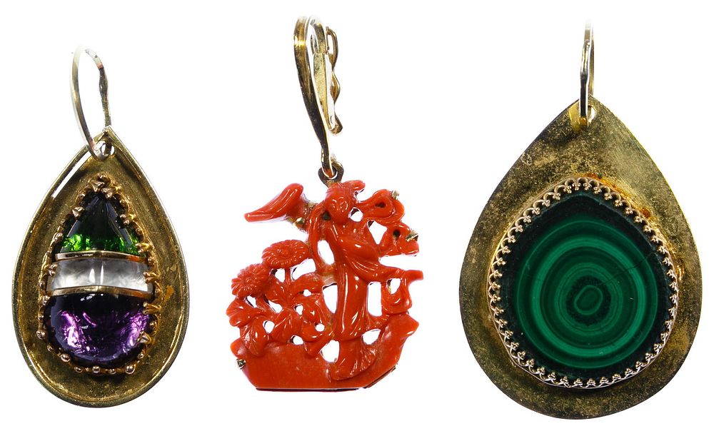 Lot 310: 18k Gold Pendant Assortment