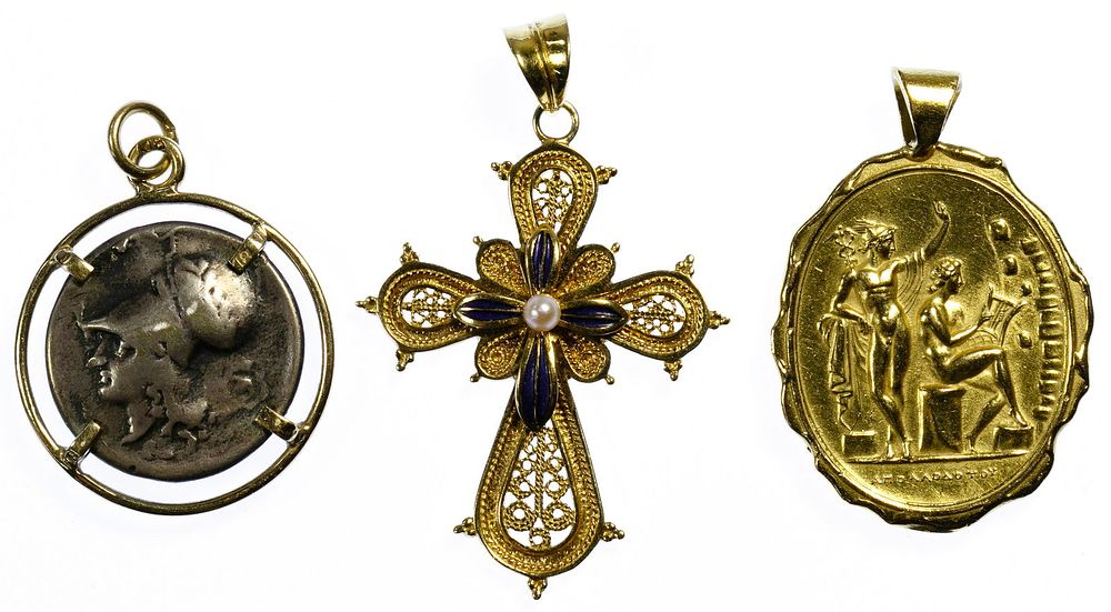 Lot 311: 18k Gold Pendant Assortment