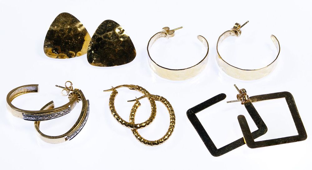 Lot 323: 14k Gold Pierced Earring Assortment