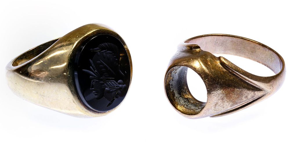 Lot 328: 14k Gold and Onyx Ring and Setting