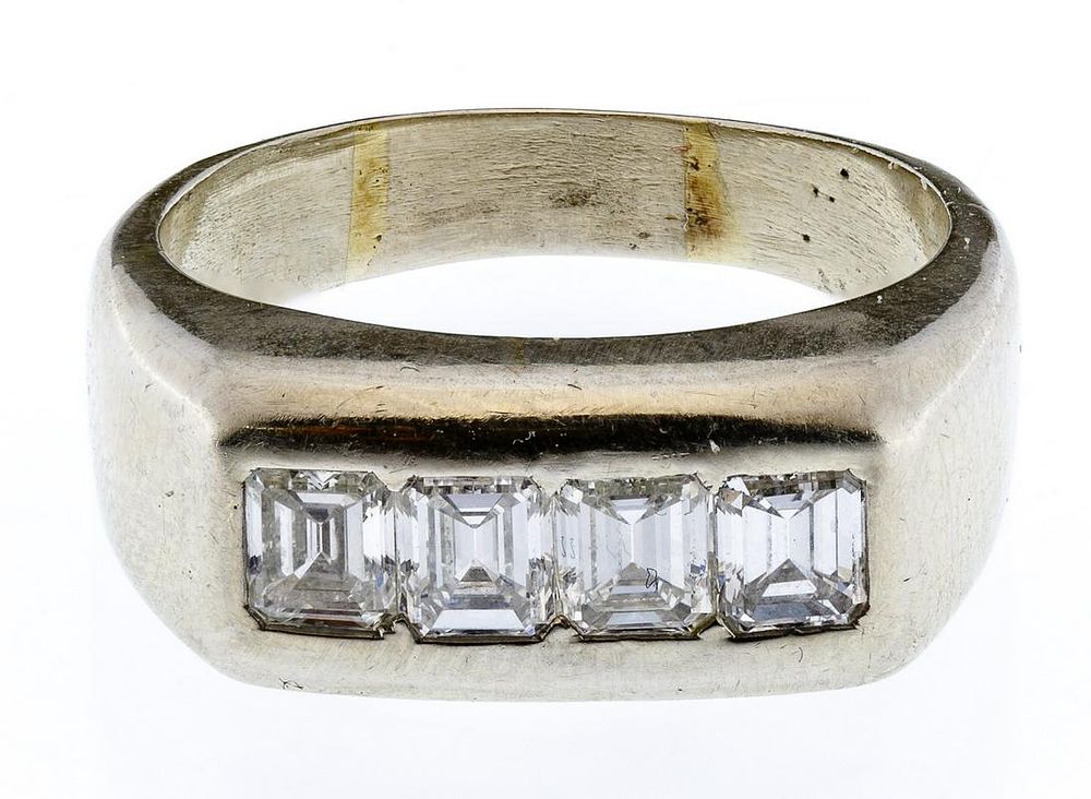 Lot 337: 14k White Gold and Diamond Ring