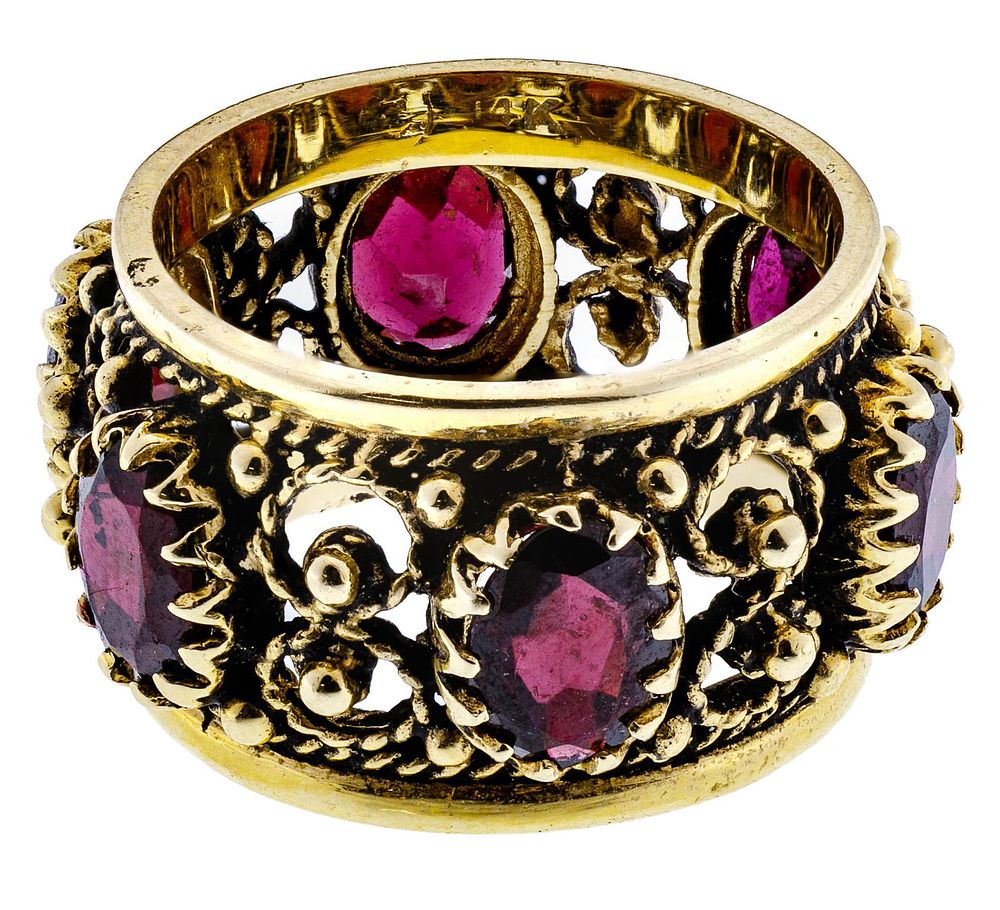 Lot 348: 14k Gold and Garnet Ring