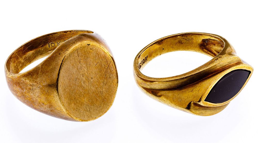 Lot 373: 10k Gold Rings