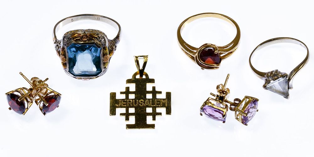 Lot 384: 18k Gold, 14k Gold and 10k Gold Jewelry Assortment