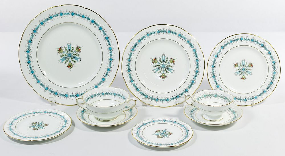 Lot 520: Coalport 'Geneva' Dinner Service