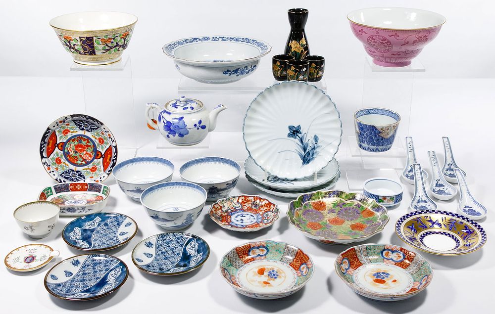 Lot 249: Asian 'Imari' Style Porcelain Assortment