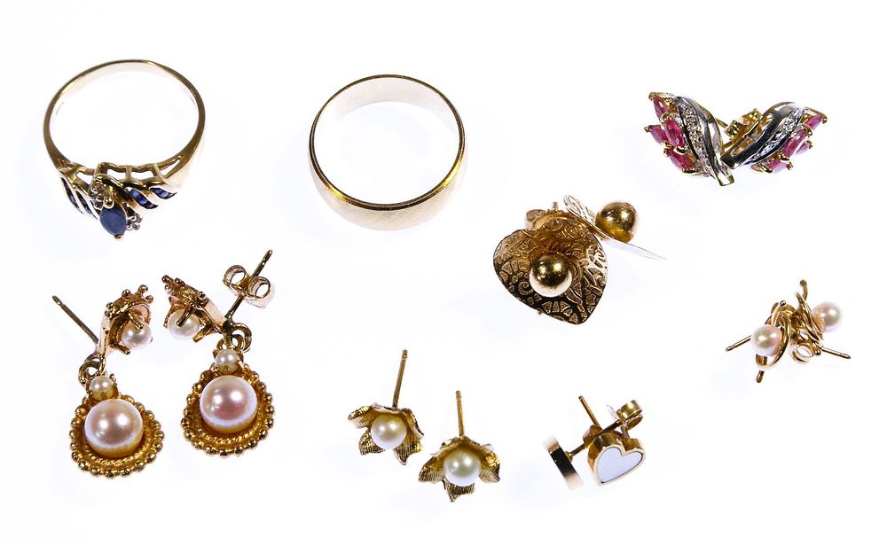 Lot 315: 14k Gold Ring and Earring Assortment