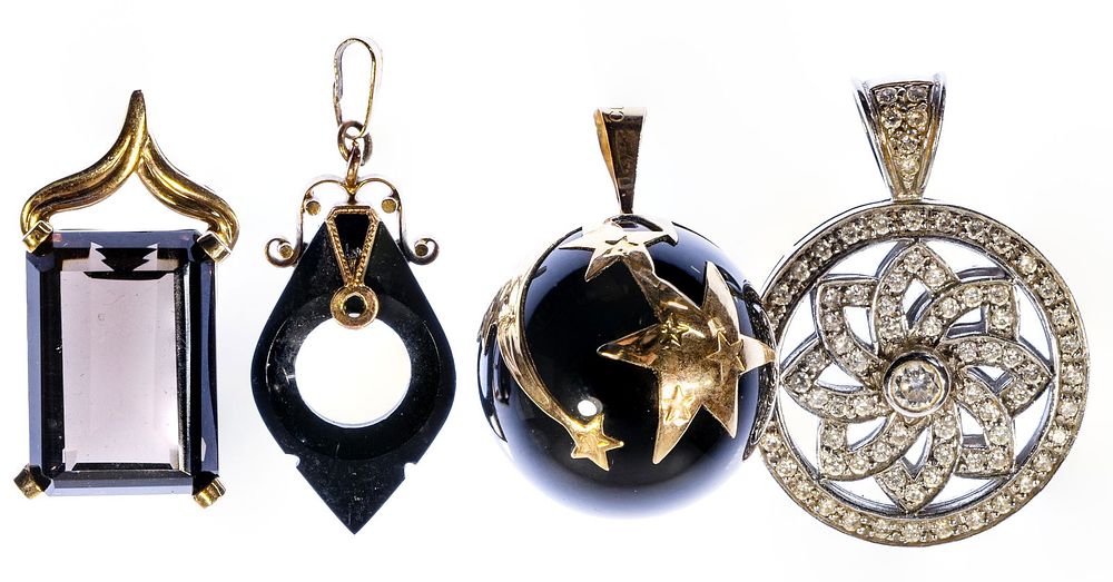 Lot 271: 14k Gold Pendant Assortment