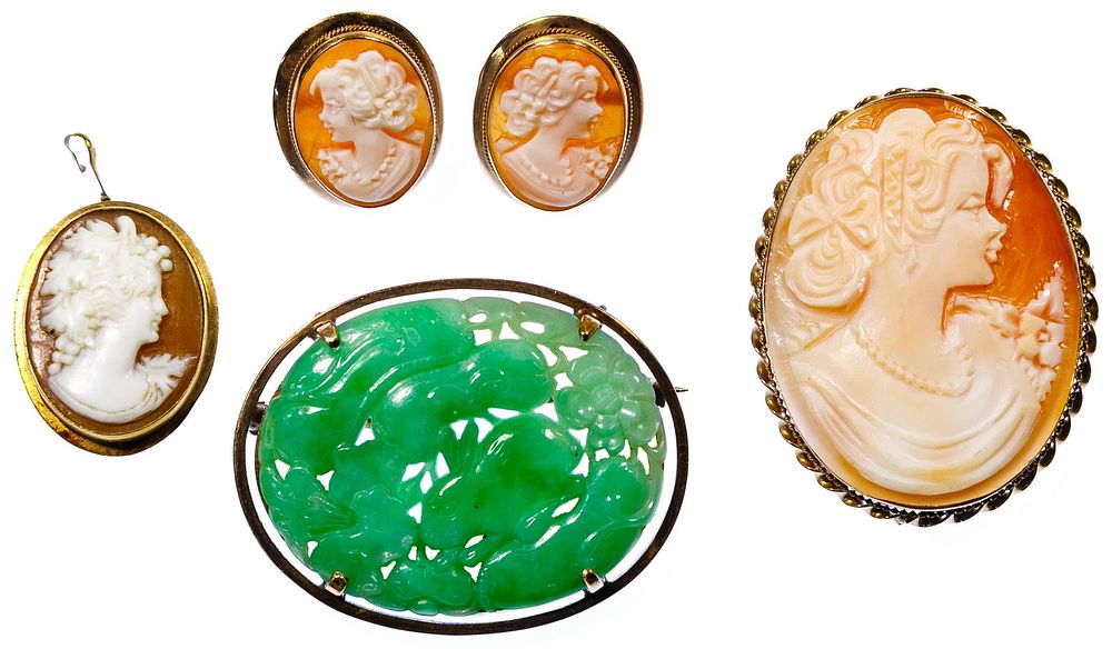 Lot 298: 18k Gold and 14k Gold Cameo and Jadeite Jade Assortment