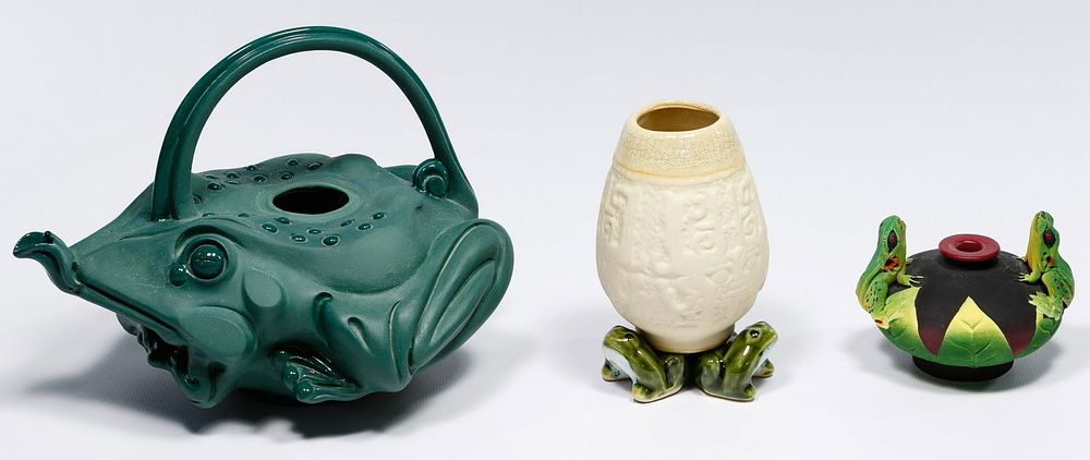 Lot 457: Frog Themed Pottery Assortment