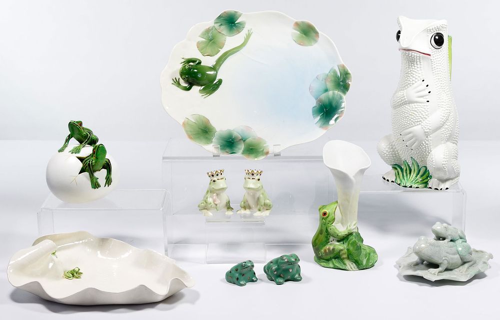 Lot 471: Frog Decor Assortment