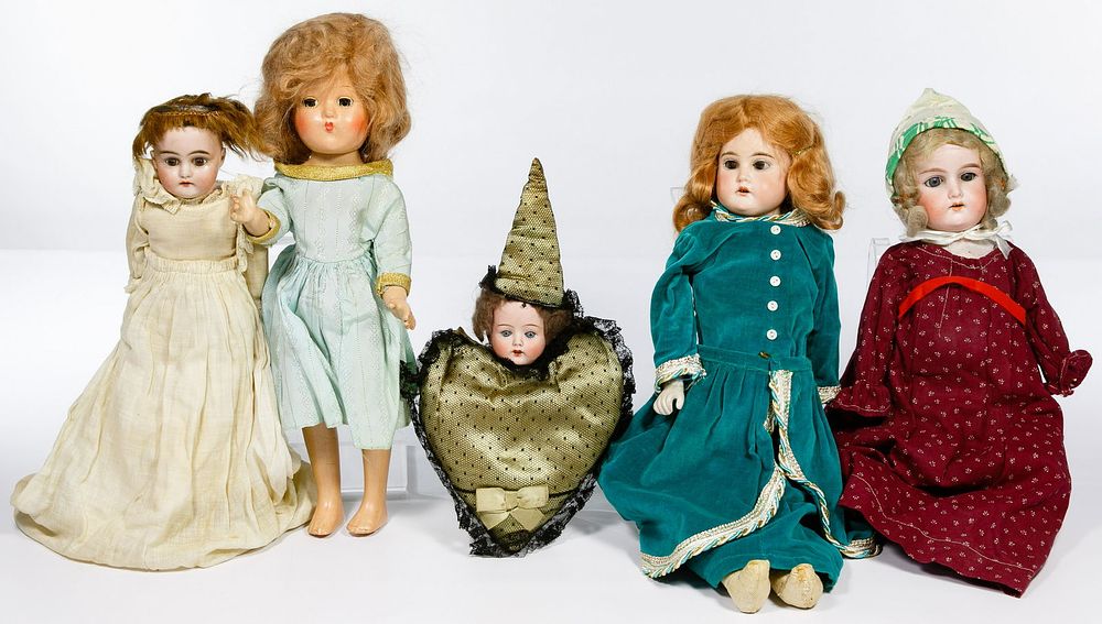 Lot 498: Toy Doll Assortment