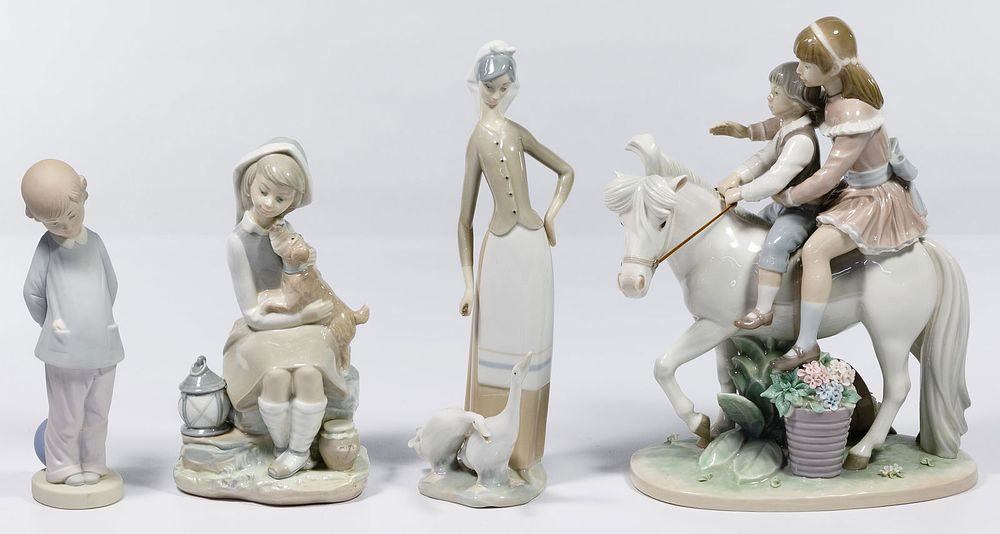 Lot 514: Lladro Figurine Assortment