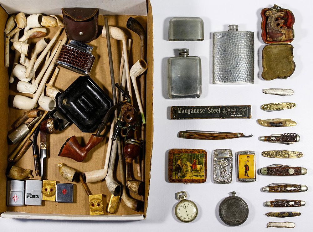 Lot 526: Pipe and Smoking Assortment