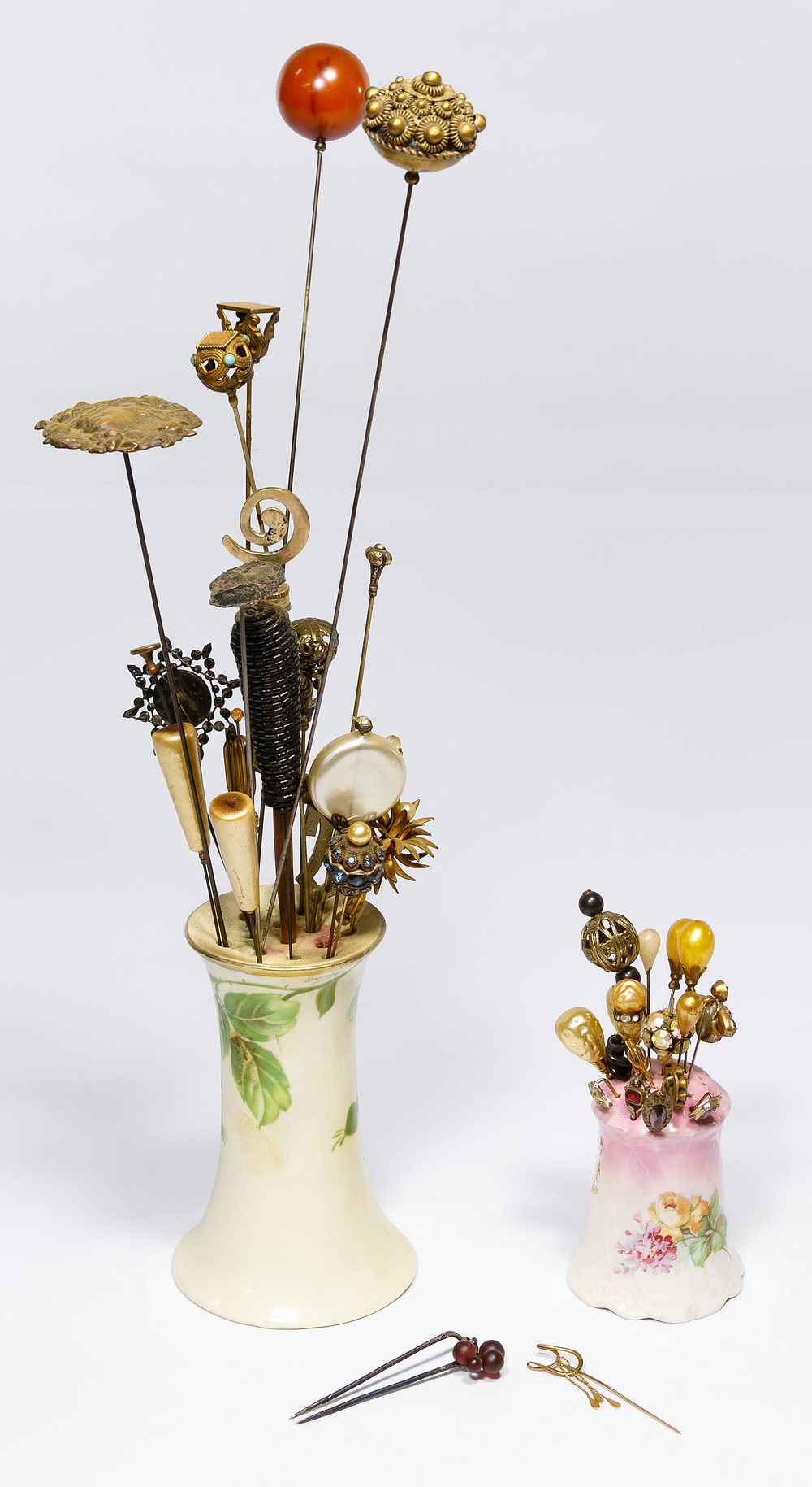 Lot 563: 14k Gold Hat, Hair and Lapel Pin Assortment