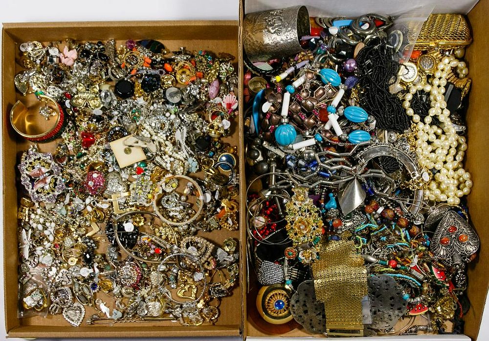 Lot 625: Costume Jewelry Assortment