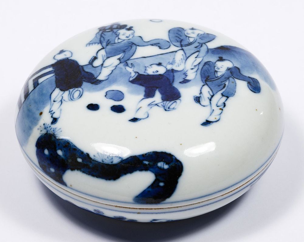 Lot 399: Chinese Blue and White Porcelain Covered Box
