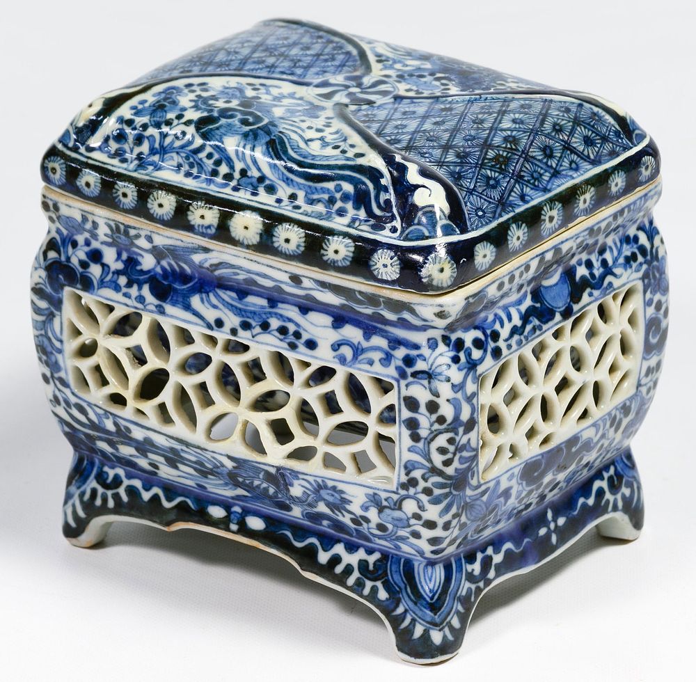 Lot 448: Japanese Ko Imari Porcelain Lidded Box