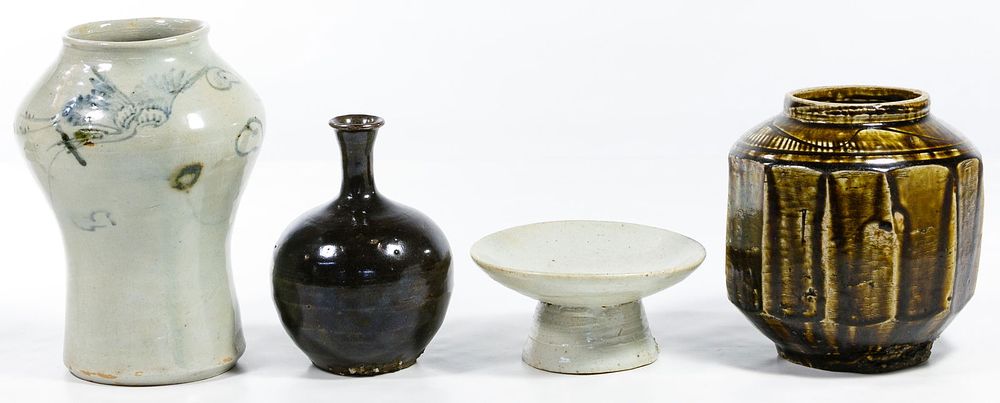 Lot 498: Korean Pottery Assortment