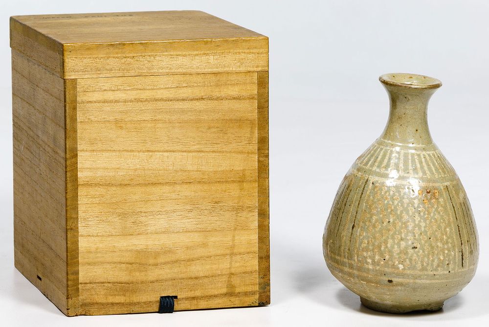 Lot 500: Korean Sanggam Inlaid Celadon Bottle