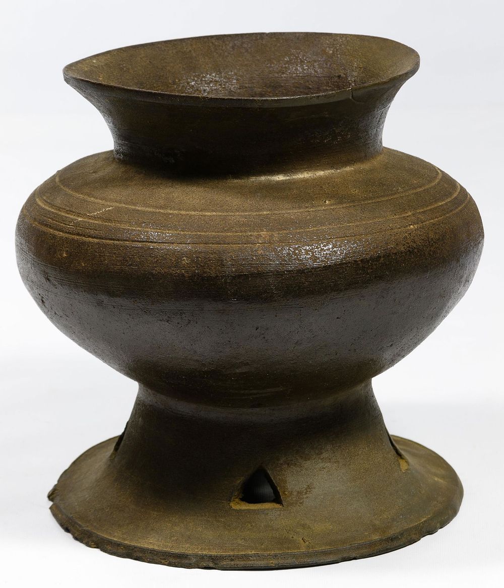 Lot 501: Korean Silla Dynasty Footed Jar