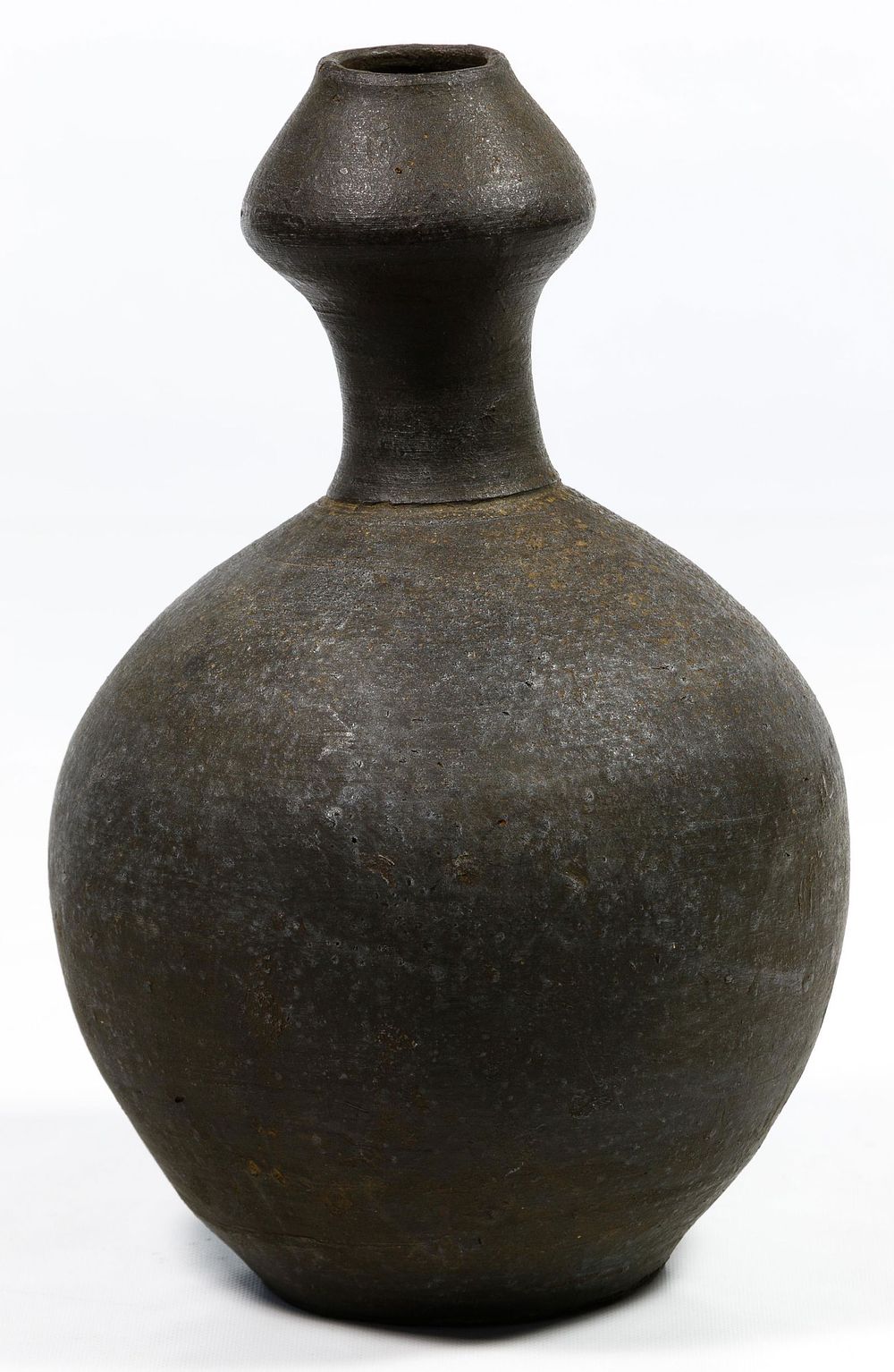 Lot 503: Korean Silla Garlic Head Sake Bottle