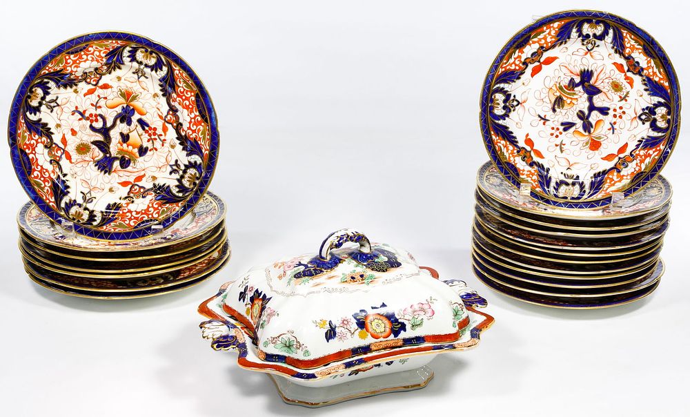 Lot 414: Asian 'Imari' Style Porcelain Assortment