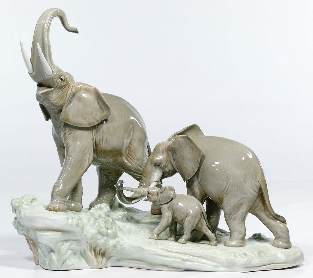 Lot 456: Lladro #1150 'Elephants' Figurine