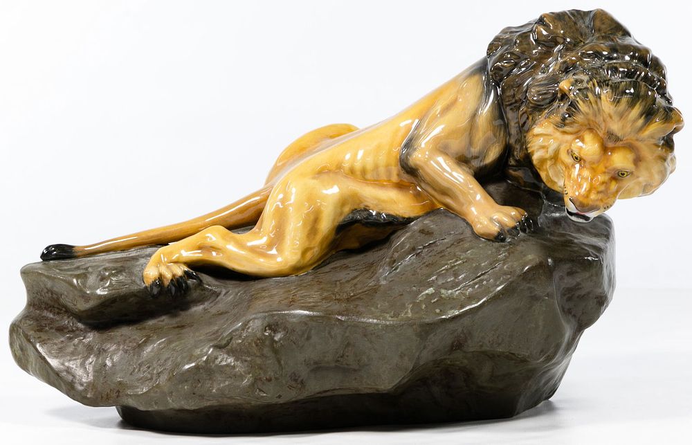 Lot 487: Royal Doulton #2641 'Lion on Rock' Figurine