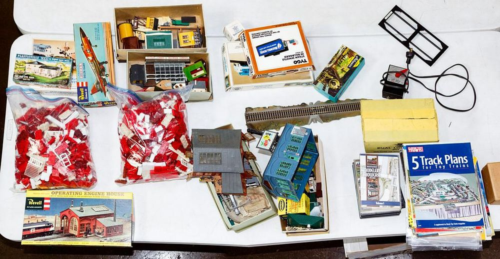 Lot 531: Model Train Accessory Assortment