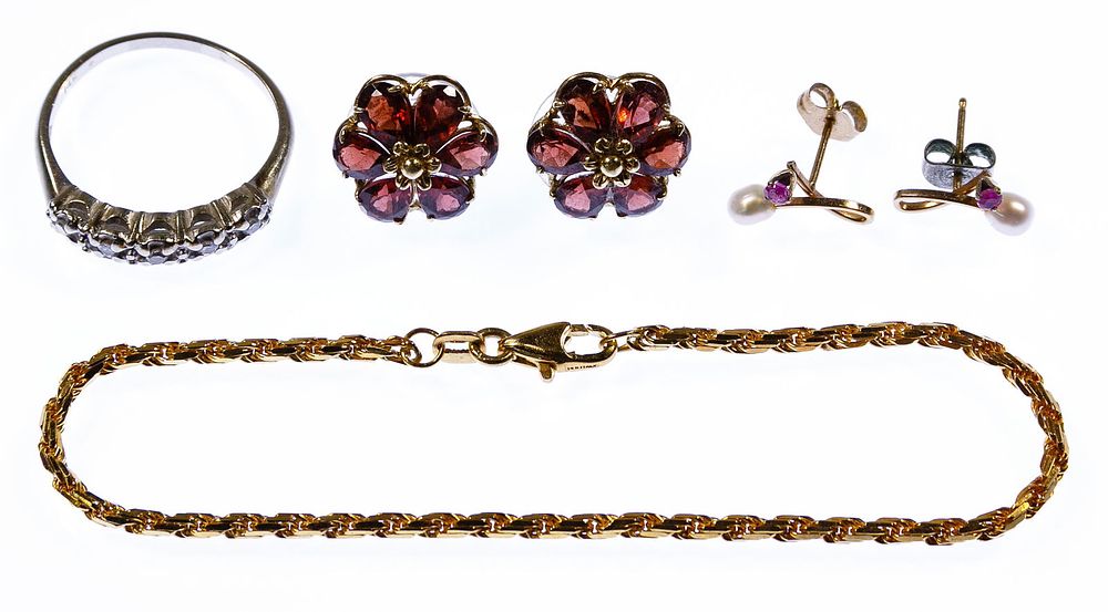 Lot 164: 14k White and Yellow Gold Jewelry Assortment