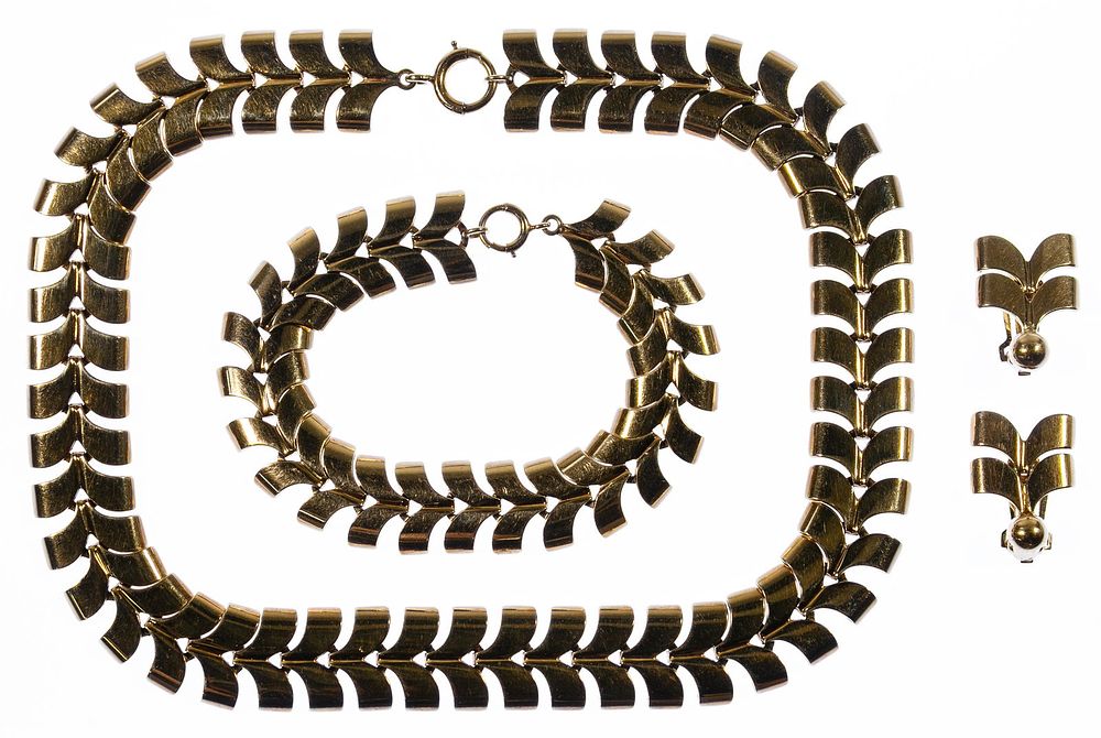 Lot 167: 14k Gold Jewelry Suite