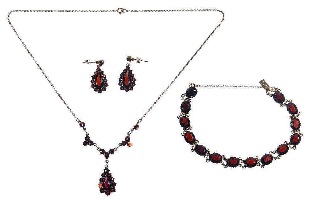Lot 173: 10k Gold and Garnet Jewelry Suite