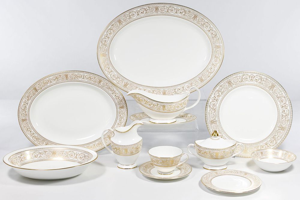 Lot 269: Royal Doulton 'Sovereign' China Service