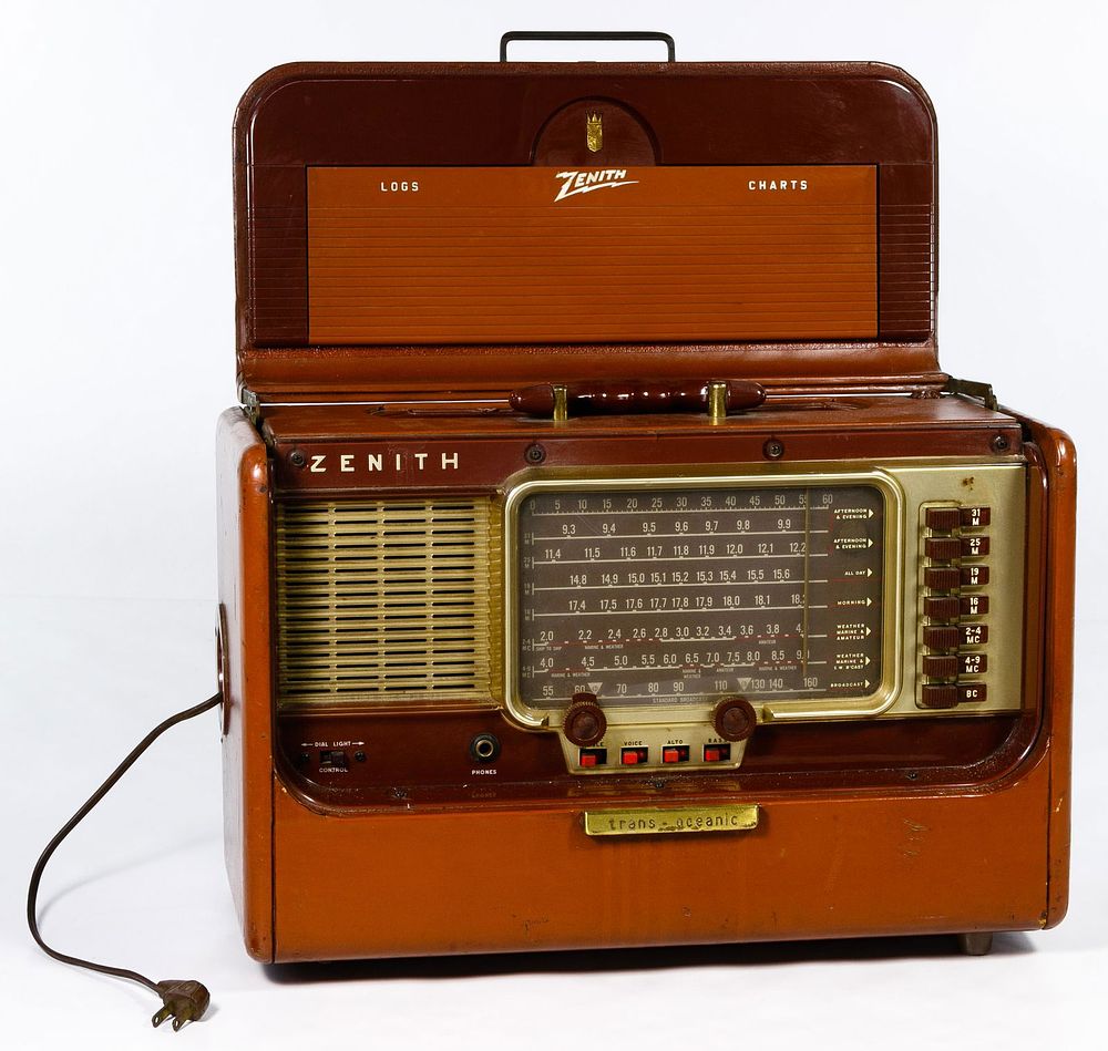 Lot 354: Zenith Trans-Oceanic 'Wave-Magnet' Radio