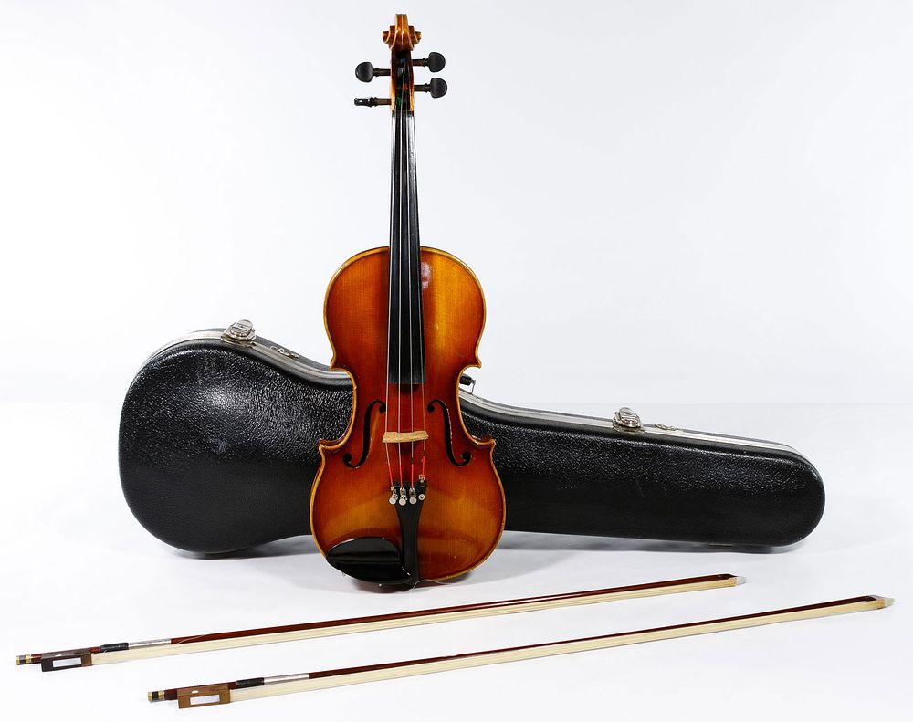 Lot 357: E.R. Pfretzschner Reproduction Stradivarius Violin