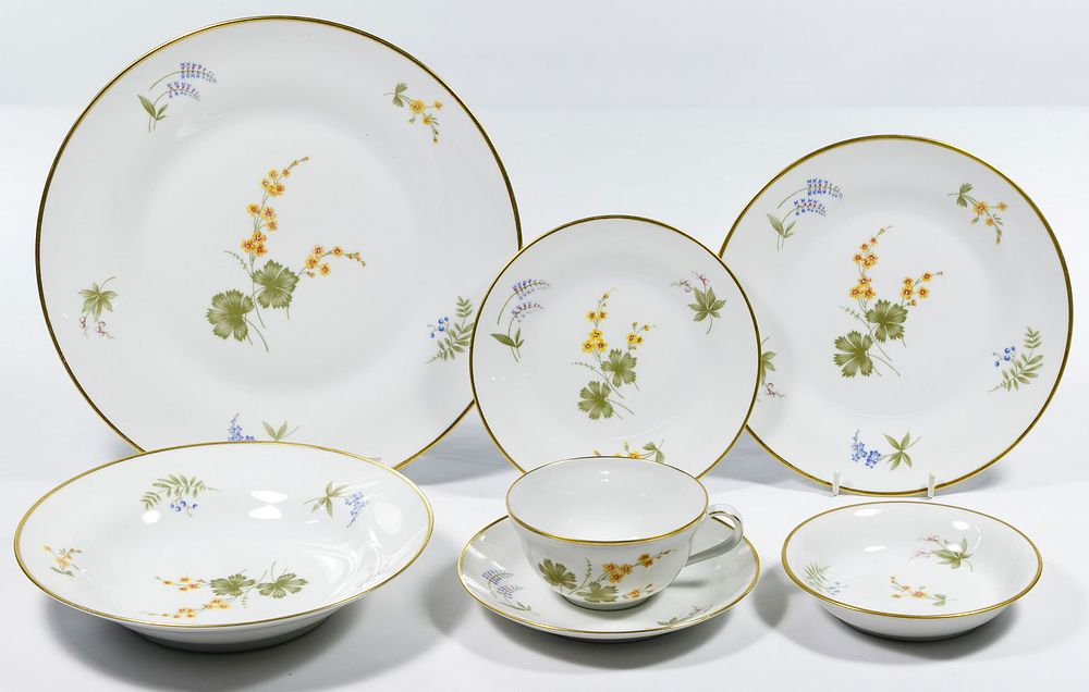 Lot 349: Richard Ginori 'Gin 171' China Service