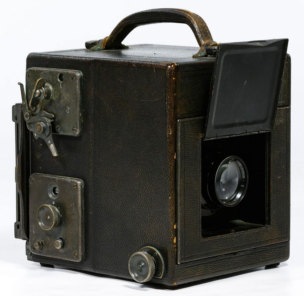 Lot 419: Auto Graflex Bausch-Lomb 4x5 Tessar camera