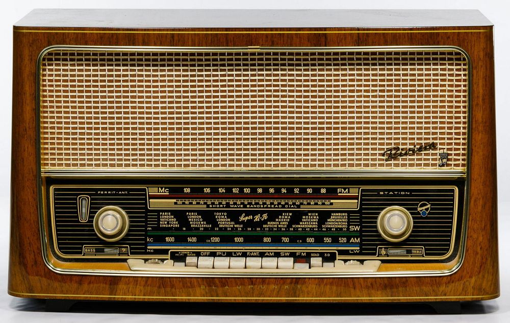 Lot 424: Blaupunkt Riviera 3D AM/FM Art Deco Style Radio Stereo